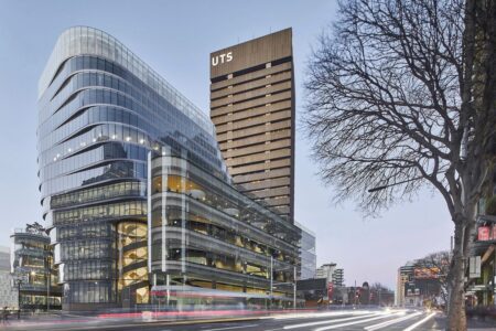 Hoc bong len den 50 hoc phi tai UTS College