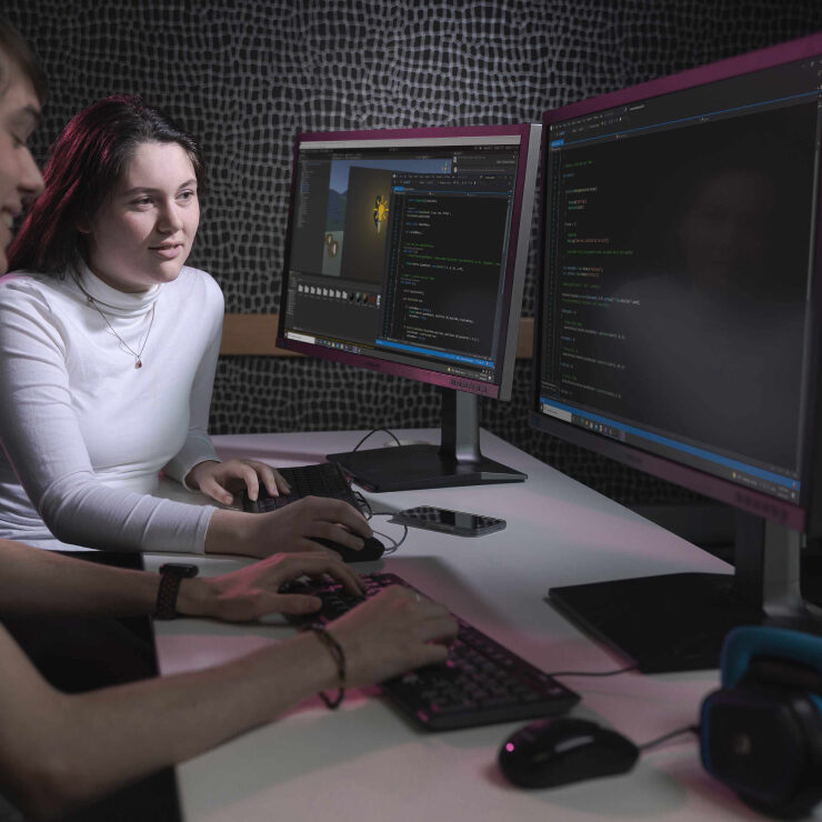 SAE UNIVERSITY COLLEGE 6 SAE AUS Image BNE Games Female and Male Student on Computer