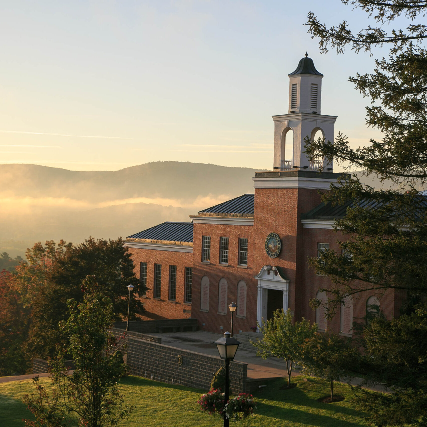 Hartwick College (New York, USA) – Đại học Khai Phóng Chi Phí Hợp Lý Cho Sinh Viên Việt Nam 2 Campus with valley fog scaled