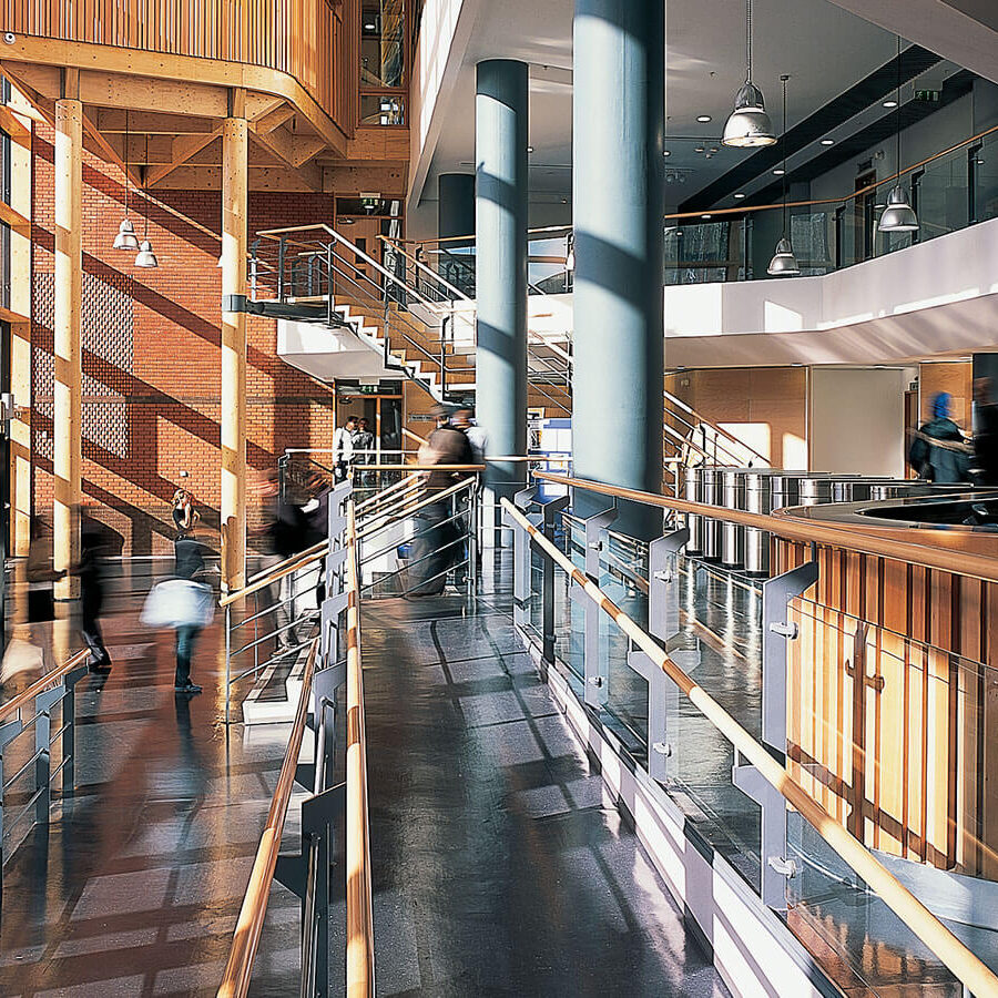 London South Bank University – Đại học thực tiễn tại trung tâm London, học bổng lên đến £6,000 6 1 3