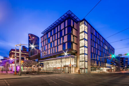 67df1dfb81ae543177a81c5b BCV night