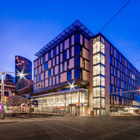 67df1dfb81ae543177a81c5b BCV night