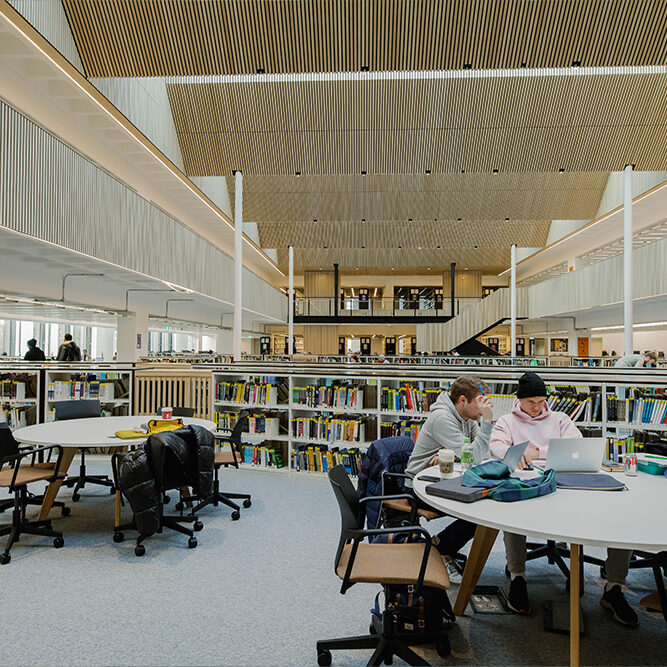 London South Bank University – Đại học thực tiễn tại trung tâm London, học bổng lên đến £6,000 2 LSBU library